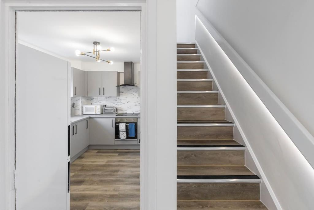 Shard View 2Br Next Tower Bridge Apartment London Bagian luar foto