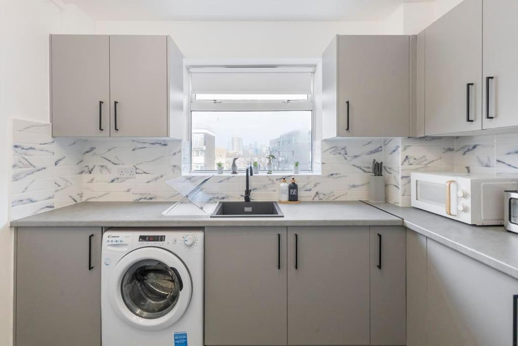 Shard View 2Br Next Tower Bridge Apartment London Bagian luar foto