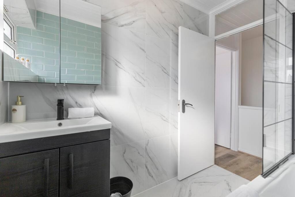 Shard View 2Br Next Tower Bridge Apartment London Bagian luar foto